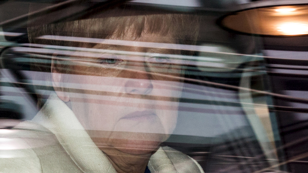 German Chancellor Angela Merkel arrives in her car at a euro zone leaders summit in Brussels, Belgium, July 12, 2015. Euro zone leaders will fight to the finish to keep near-bankrupt Greece in the euro zone on Sunday after the European Union's chairman cancelled a planned summit of all 28 EU leaders that would have been needed in case of a "Grexit". REUTERS/Philippe Wojazer TPX IMAGES OF THE DAY - RTX1K2Z7