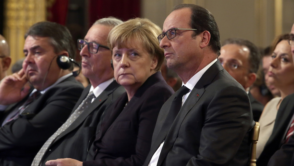 German Economy Minister Sigmar Gabriel (L), European Commission President Jean-Claude Juncker (2ndL), German Chancellor Angela Merkel (2ndR) and French President Francois Hollande attend a Franco-German digital summit at the Elysee Palace in Paris, France, October 27, 2015. REUTERS/Philippe Wojazer - RTX1TI33