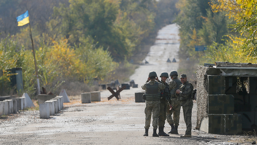Members of Ukrainian armed forces are seen at a check point in the town of Zolote in Luhansk Region, Ukraine, October 9, 2016. REUTERS/Valentyn Ogirenko - RTSRHFK
