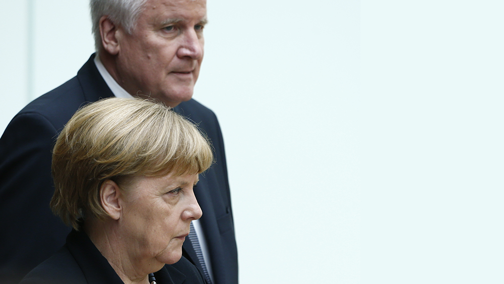 German Chancellor Angela Merkel and Bavarian State Premier Horst Seehofer arrive for a remembrance hour in Bavarian parliament in Munich, Germany, July 31, 2016.     REUTERS/Michaela Rehle - RTSKGJ5